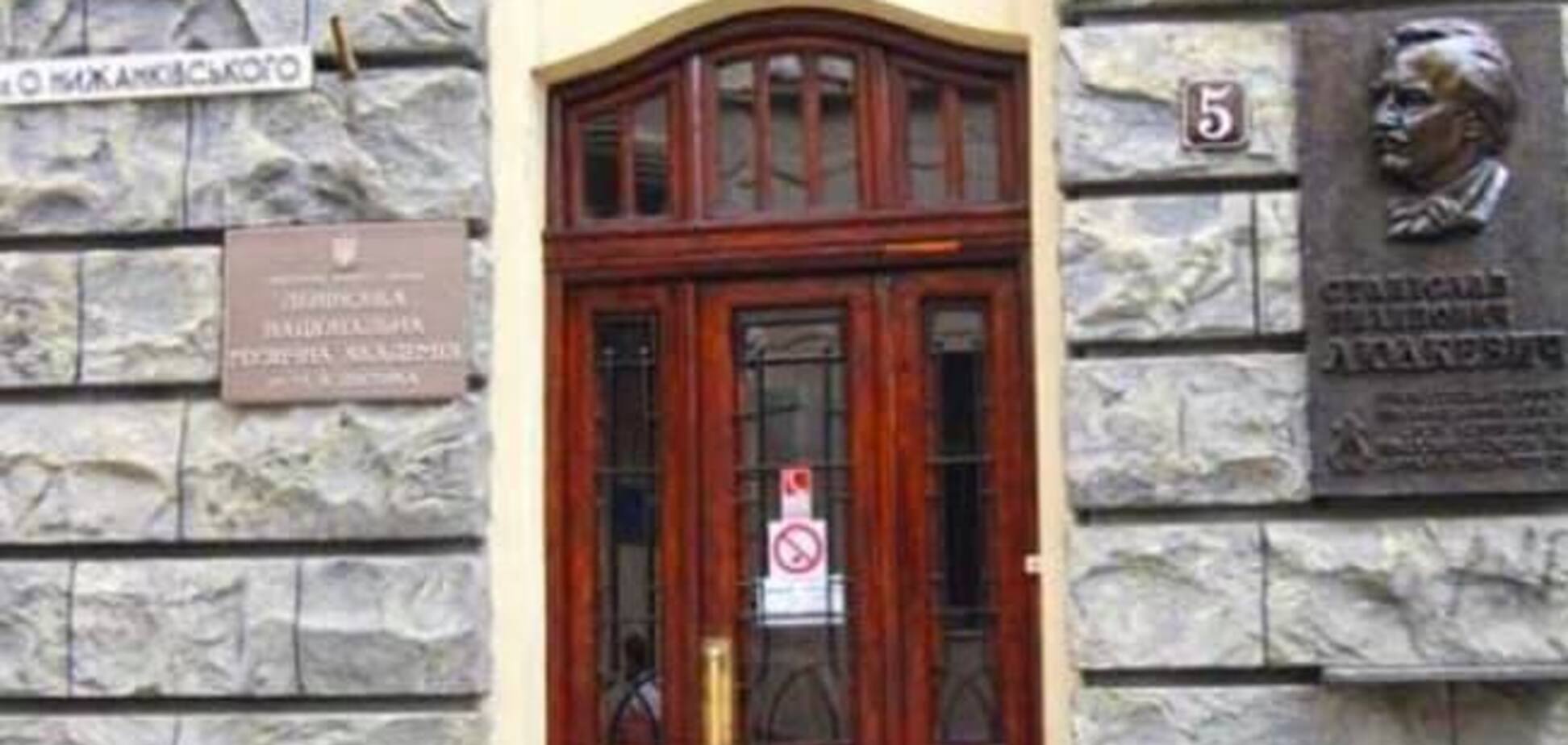 Во Львове устроили скандал из-за уничтожения старинных дверей