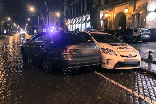 Зірвиголова зім'яв поліцейський автомобіль у Одесі