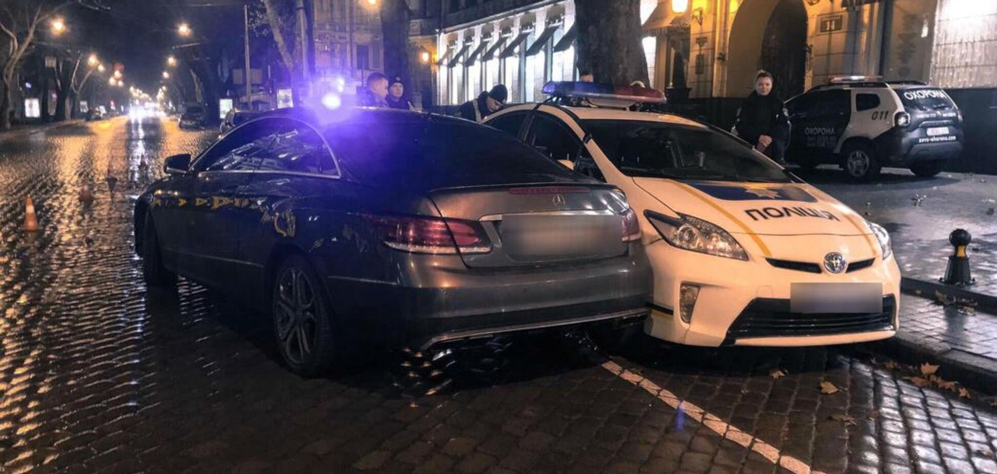 Лихач смял полицейский автомобиль в Одессе