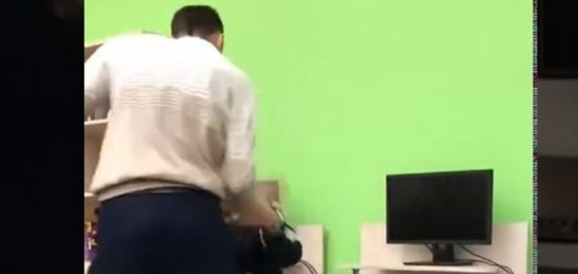 У Росії школяр влаштував бійку з учителем: відео потрапило в мережу