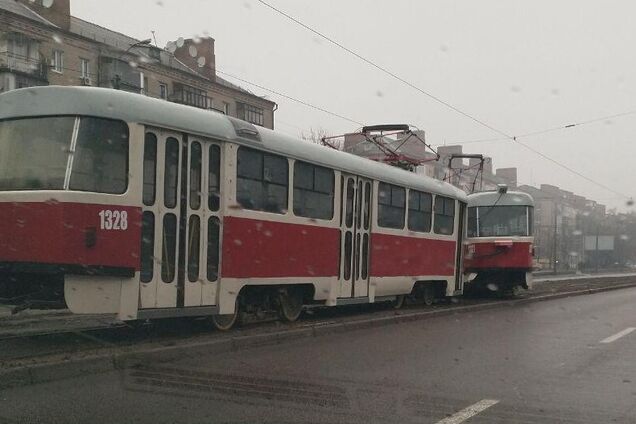В Днепре трамвай устроил ЧП на дороге: движение парализовано. Фото и видео