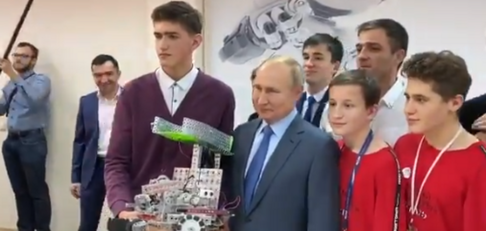 Школяр-гігант красиво підставив Путіна з ростом: курйозне відео