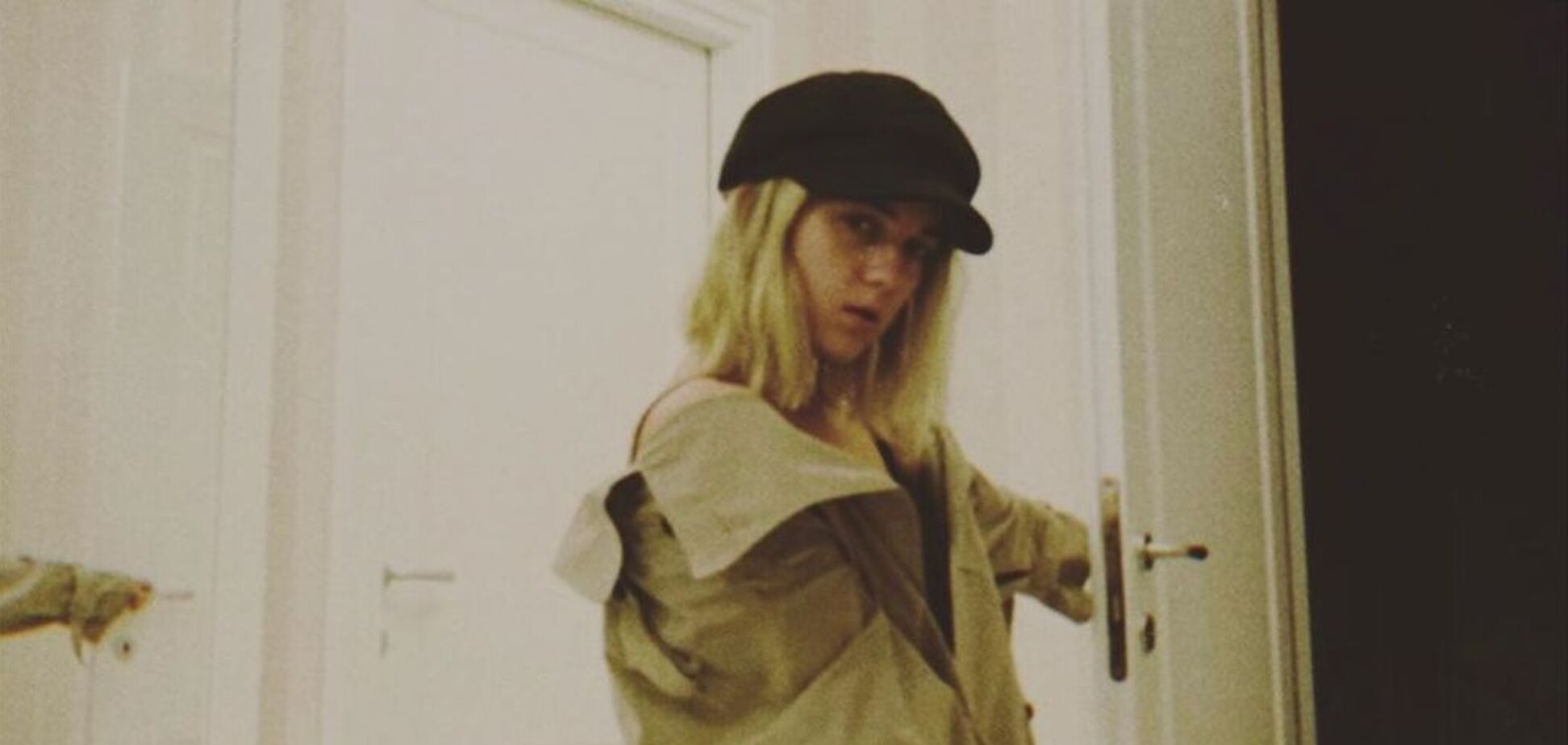 Прийомна дочка Потапа влаштувала гарячу фотосесію у білизні