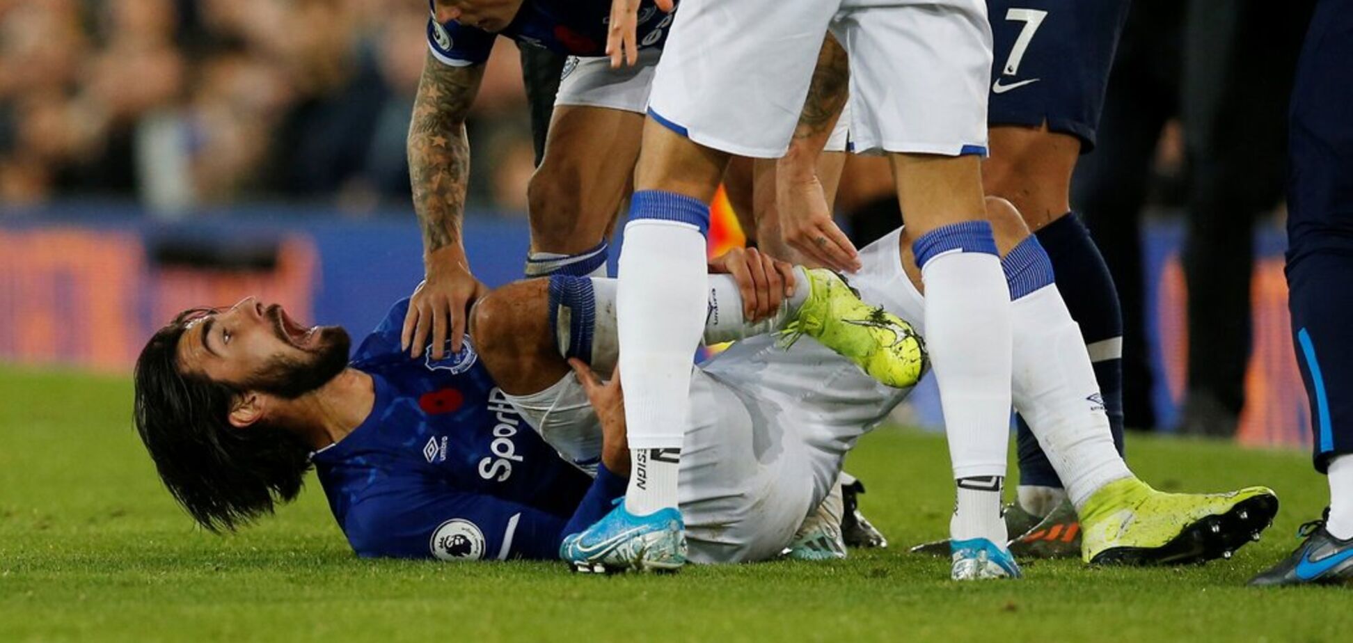 Известный футболист нанес сопернику жуткую травму и впал в истерику