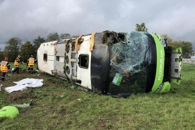 Во Франции разбился автобус с туристами: опубликованы фото ДТП