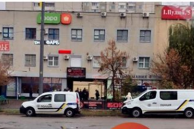 Лежав посеред вулиці: у Києві загадково загинув чоловік