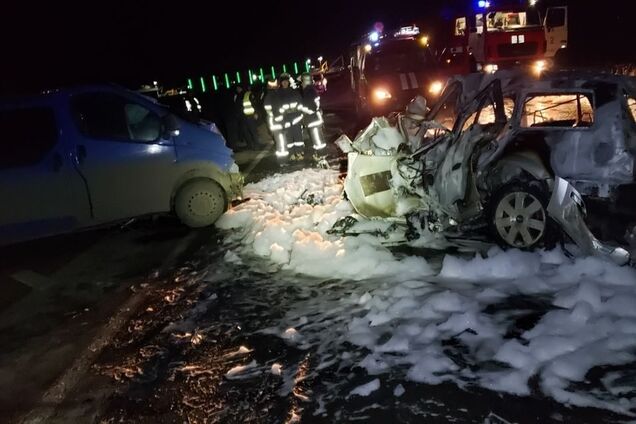 Згоріли троє: під Чернівцями сталася страшна ДТП з дитиною