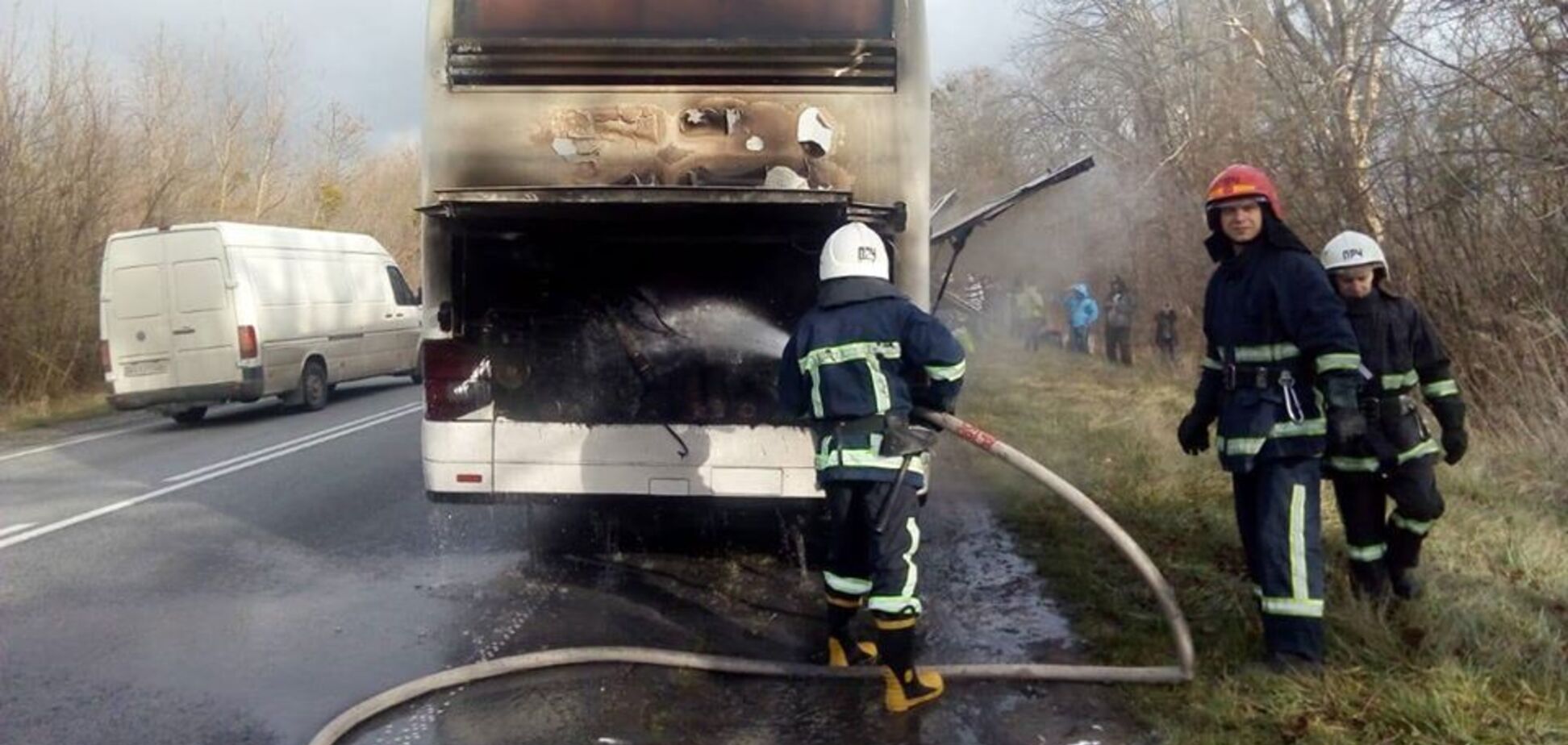 Под Ривне на ходу загорелся автобус с туристами. Фото