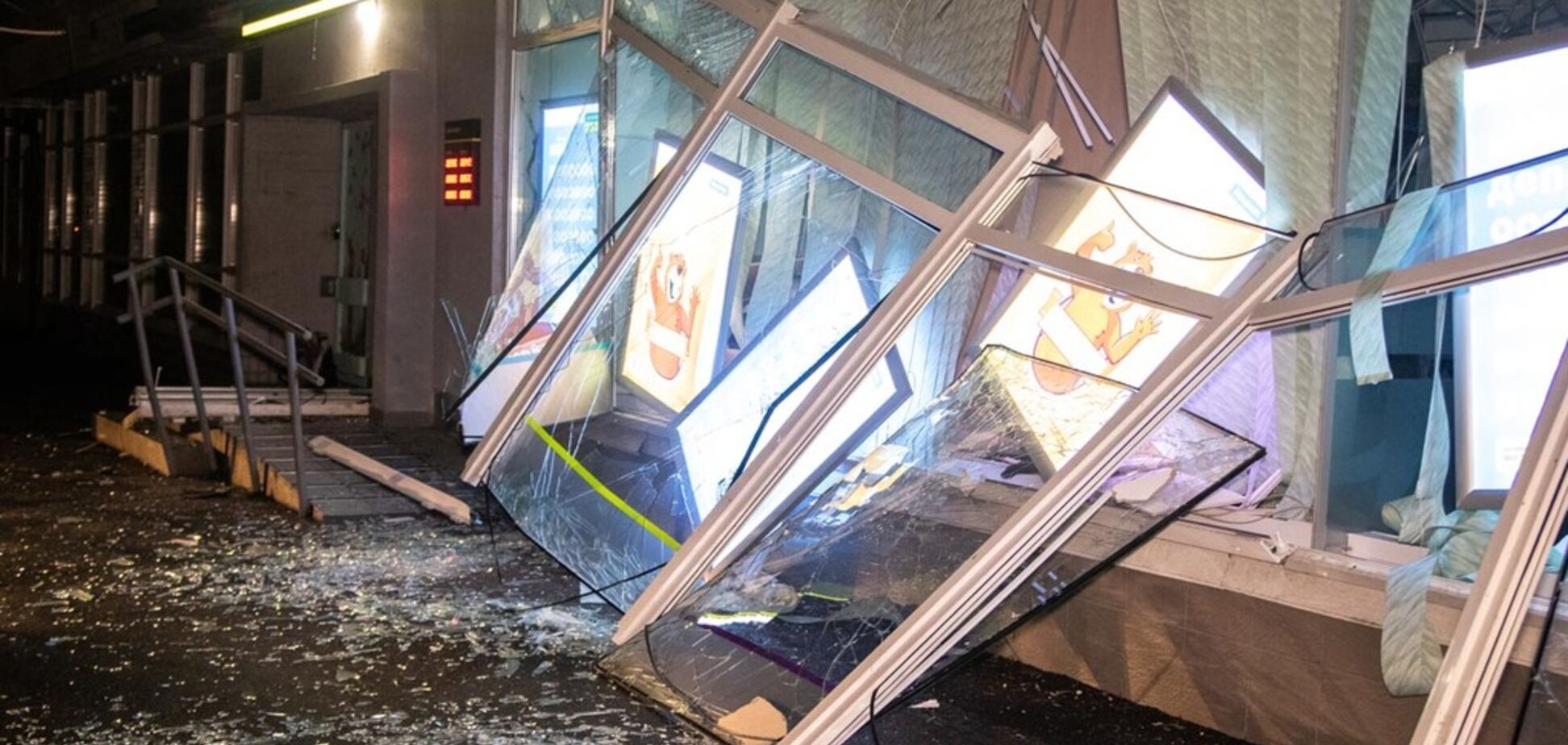 В Киеве взорвали отделение банка: подозреваемые пойманы