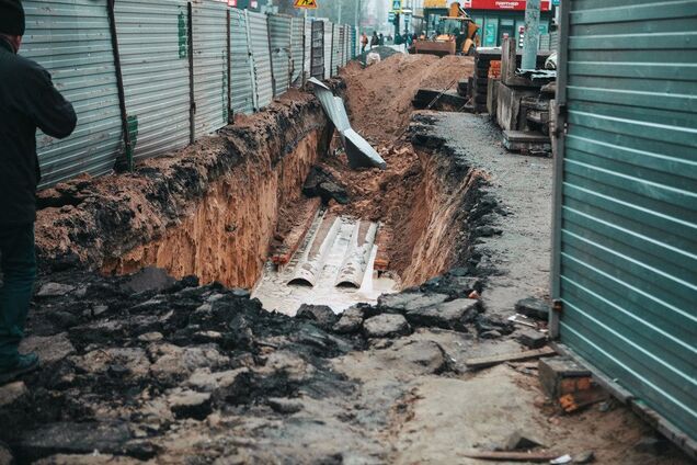 На Калиновой провалился асфальт: образовалась огромная яма