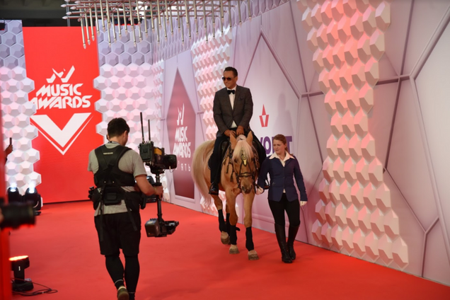 Племенной жеребец: Гена Витер откровенно удивил поклонниц на красной дорожке премии М1