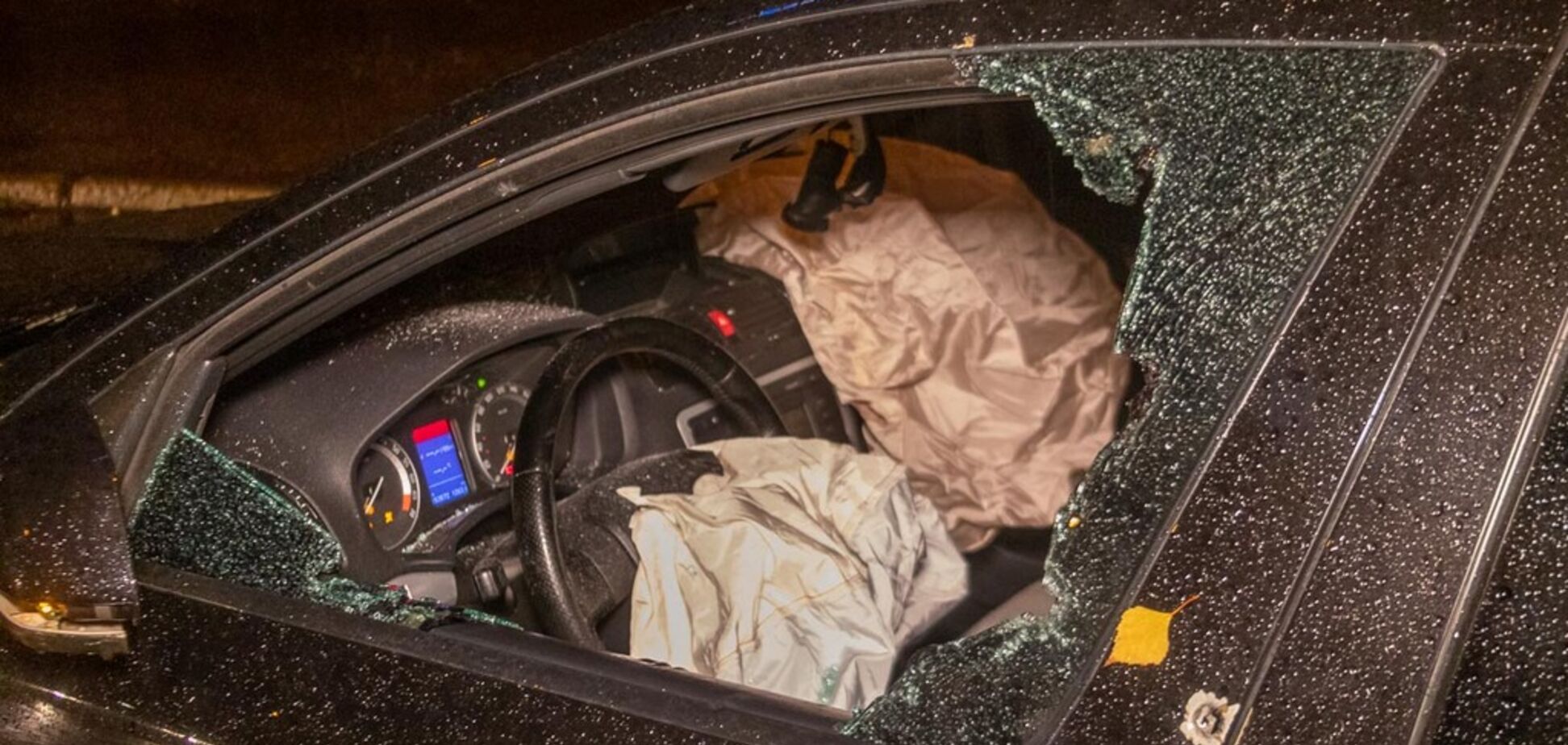 Довелося стріляти: у Дніпрі наїхали на копа під час спецоперації. Фото