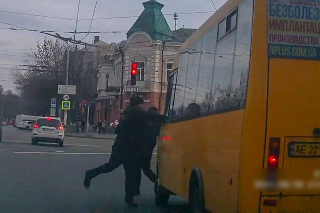 Помстився водію: в Дніпрі неадекватний чоловік розбив скло маршрутки. Відео