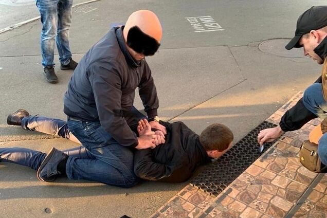 Сотрудники СБУ задержали следователя Святошинского управления полиции за вымогательство взятки