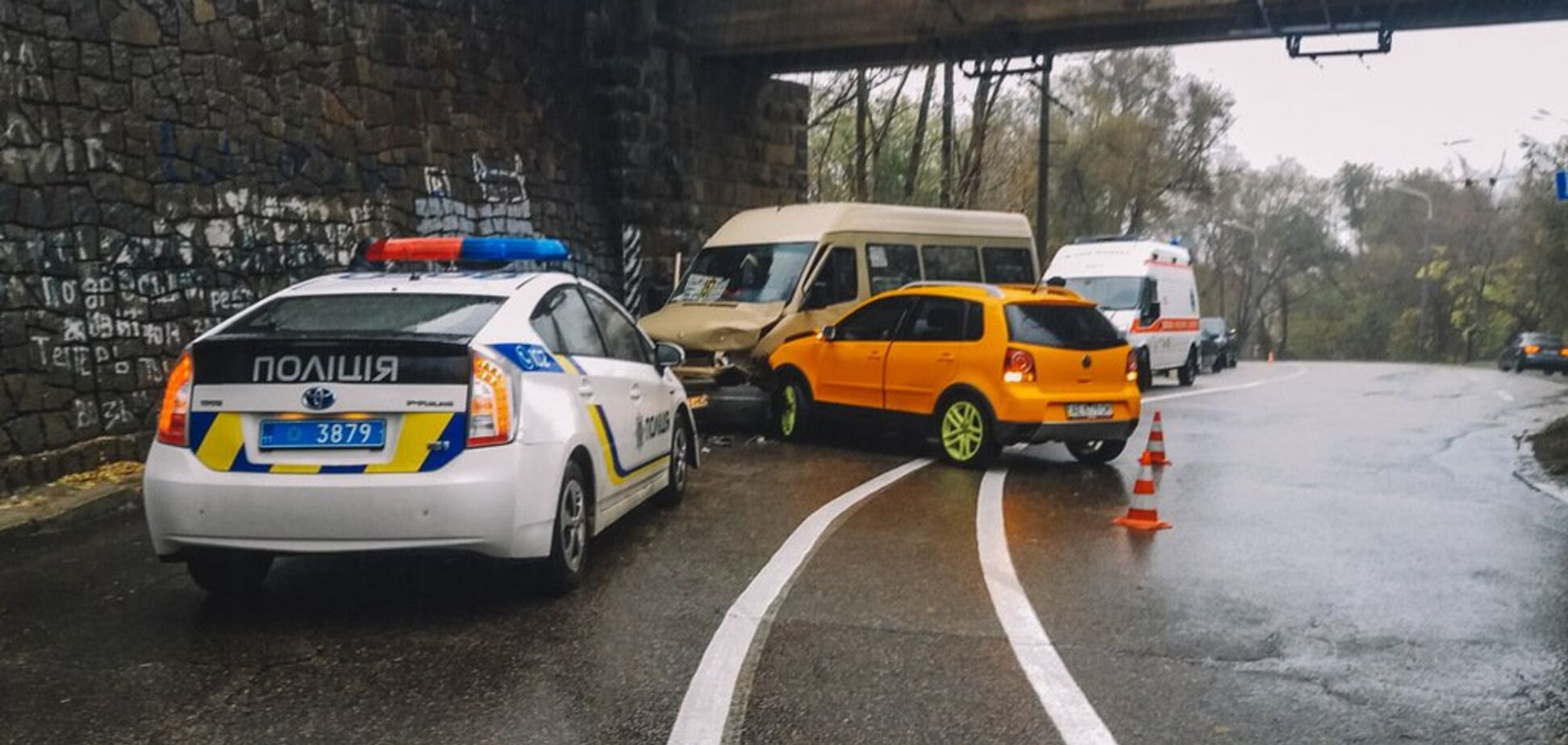 Не впорався з керуванням: в Дніпрі сталася серйозна ДТП з маршруткою