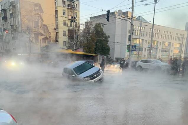 В центре Киева прорвало трубу с кипятком