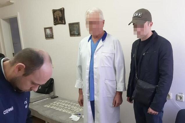 $2000 за довідку: у Києві лікар вимагав хабар у онкохворого