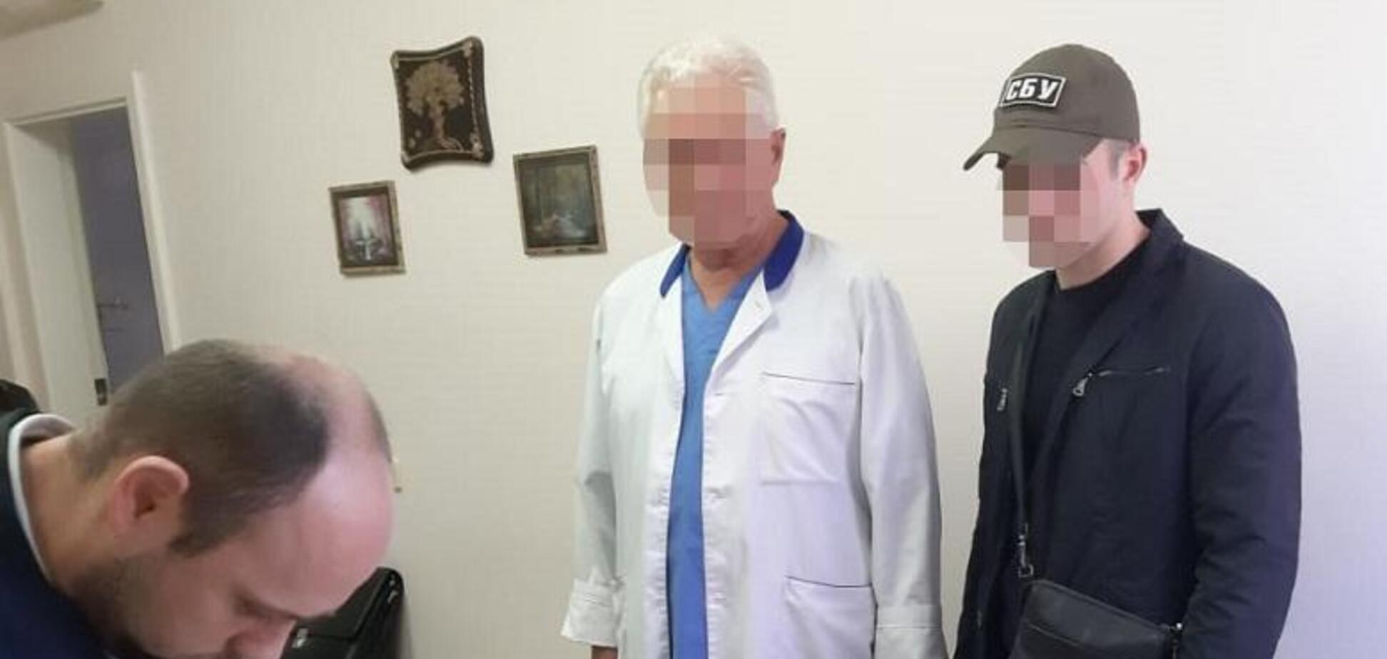 $2000 за справку: в Киеве врач требовал взятку у онкобольного