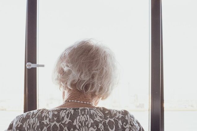 Не смогли отговорить: под Днепром женщина выпрыгнула с третьего этажа