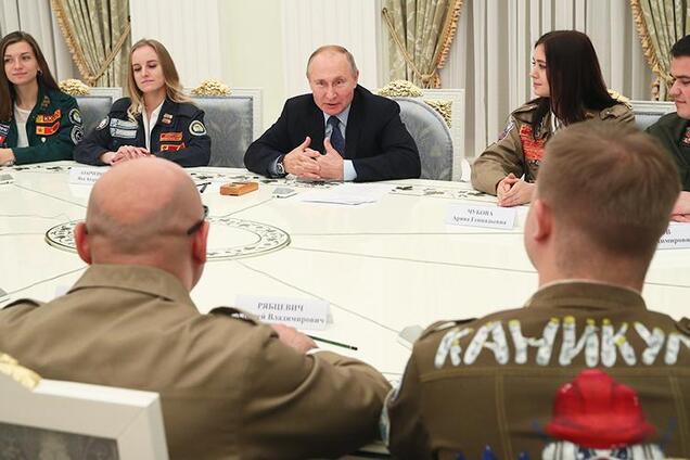 "Цілується, як Брежнєв": Путін видав дивний жарт у Кремлі