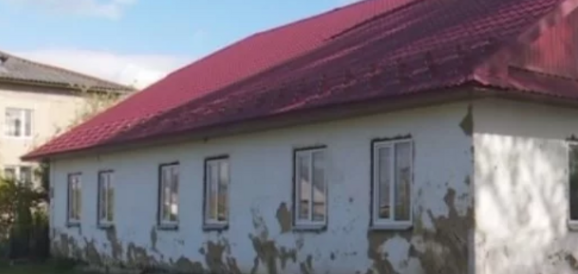 С дырками и печным отоплением: на Прикарпатье забили тревогу из-за аварийной школы