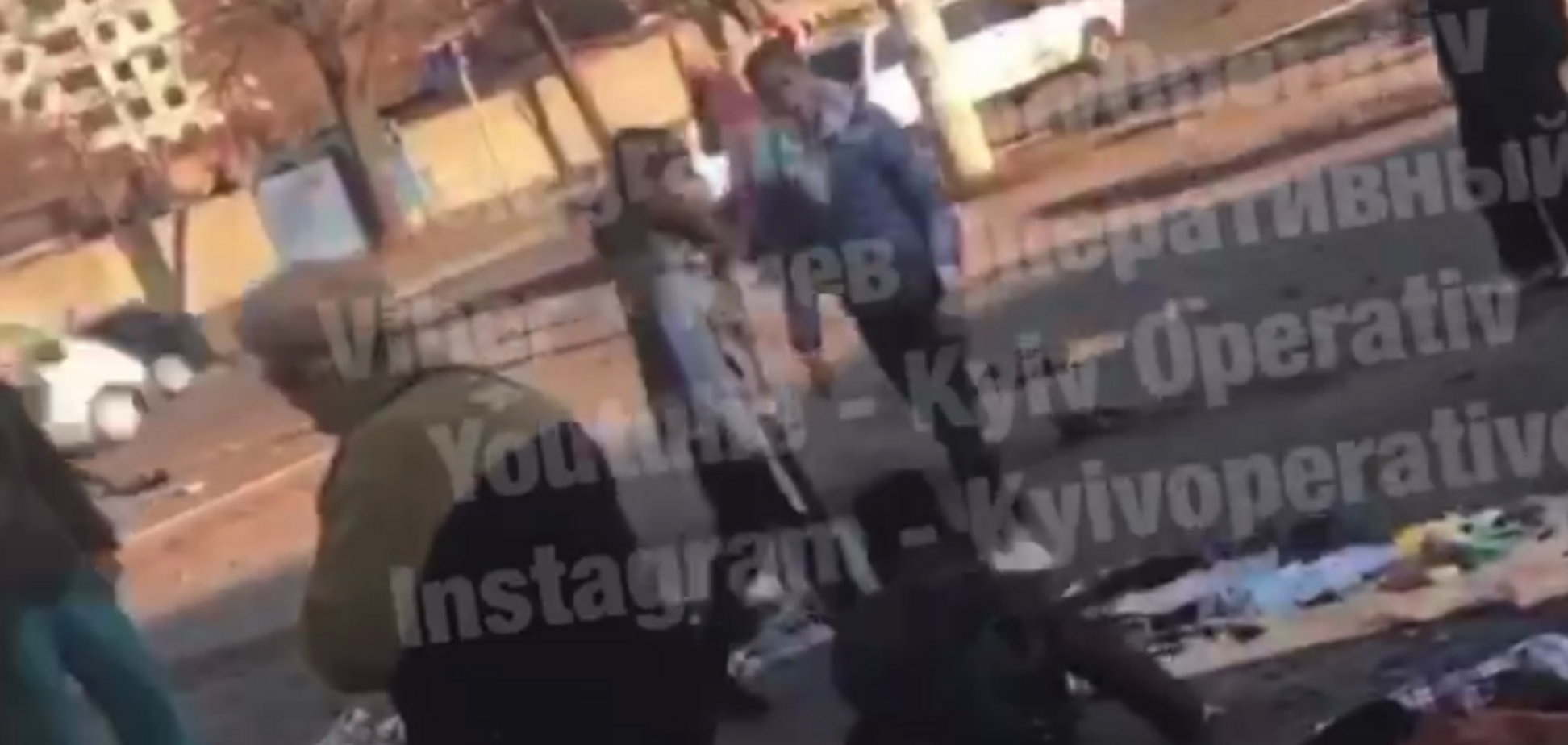 Набросились толпой: на известном рынке Киева пьяная семья жестоко избила пенсионерку. Шокирующее видео 18+