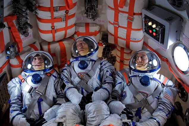 'Не хватает яйца с инопланетянином!' Соцсети шокировало видео спящих астронавтов