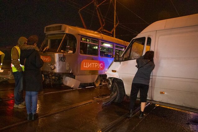 На Старому мосту в Дніпрі зіткнулися трамвай і мікроавтобус: є постраждалий
