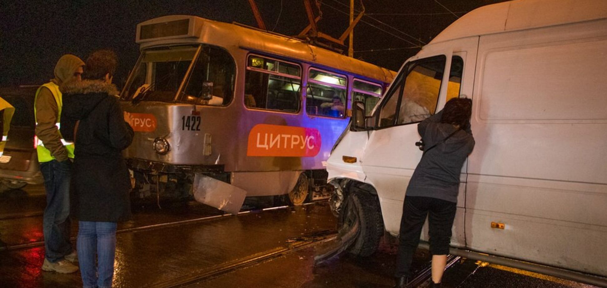На Старому мосту в Дніпрі зіткнулися трамвай і мікроавтобус: є постраждалий