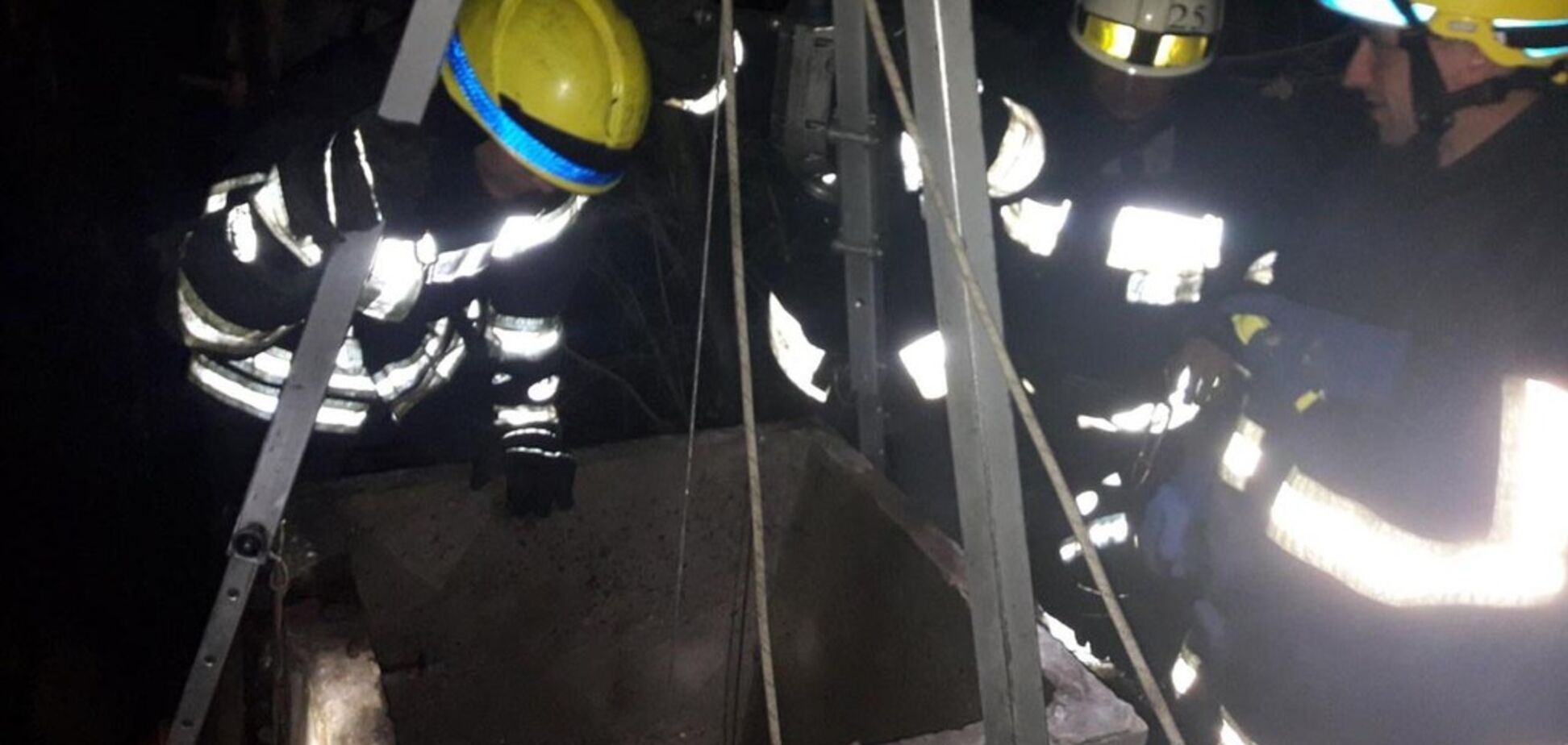 У Дніпрі чоловік впав у 13-метровий колодязь: фото