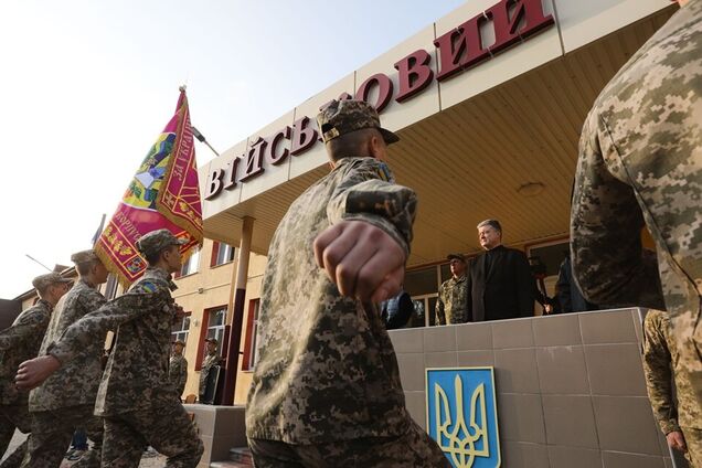 "Маєте честь боронити Україну!" Порошенко звернувся до учнів звільненого від окупантів ліцею