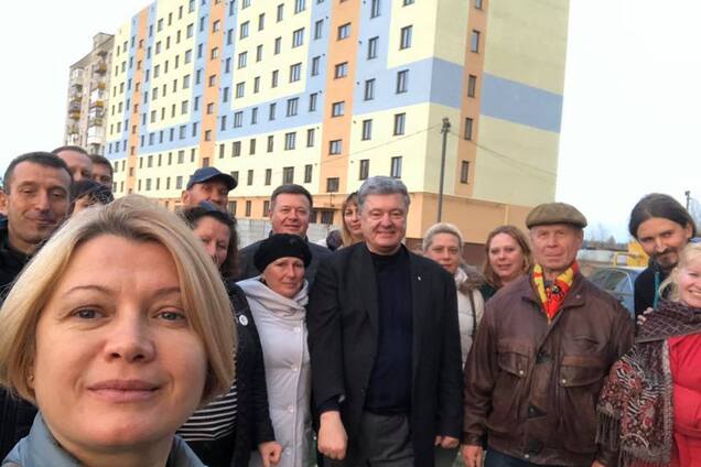 "Сорри, что без броников": Порошенко приехал к людям Донбасса. Фото