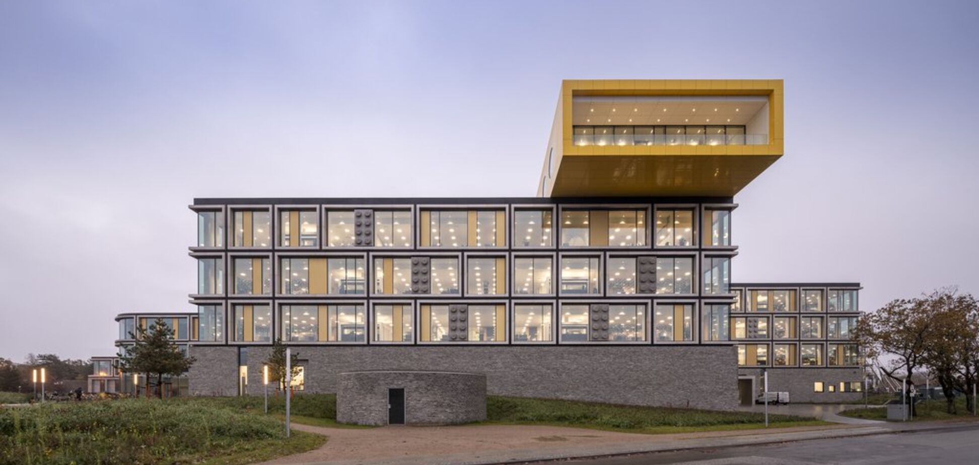 Работает от солнечных панелей: новую штаб-квартиру Lego сделали в виде детского конструктора