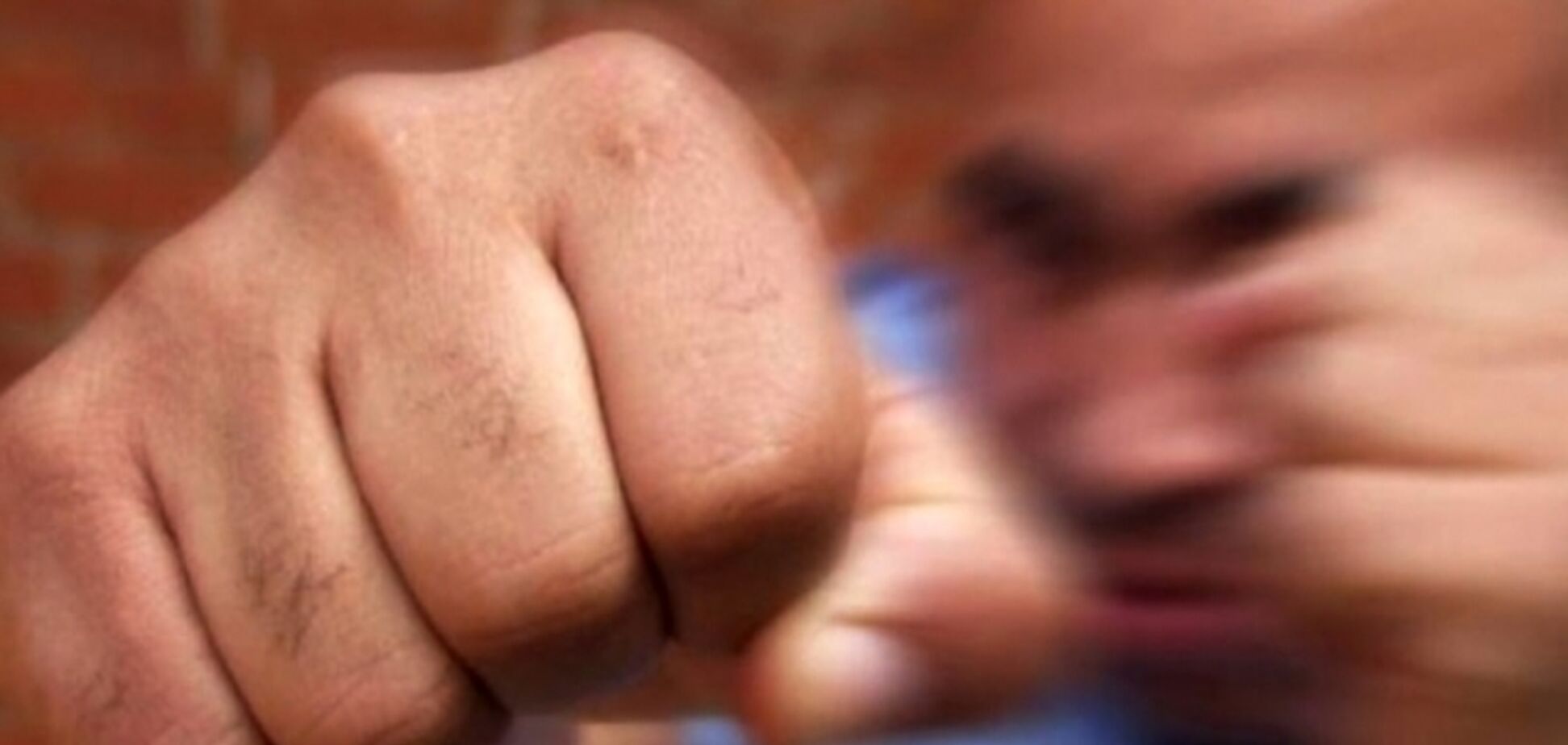 Бив і вимагав гроші: під Дніпром рецидивіст познущався над жінкою