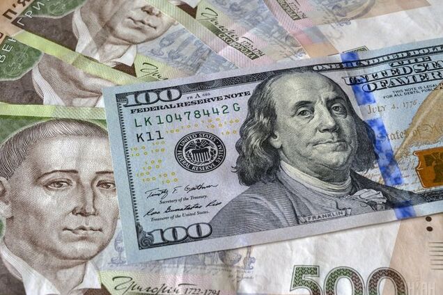 Рекордний курс долара в Україні: у Кабміні розповіли, коли впадуть ціни