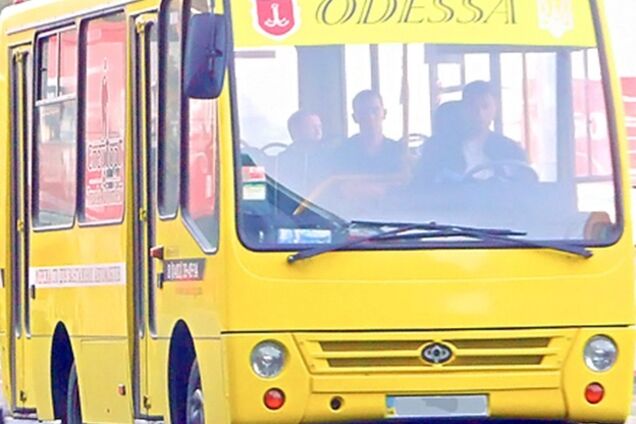 'Проверяли ногами, жив ли!' В Одессе из маршрутки выбросили пассажира без сознания