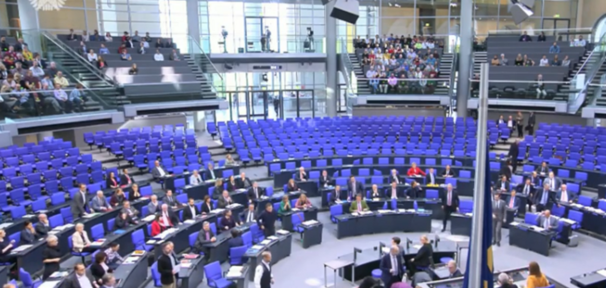 У депутата партии Меркель случился приступ на публике: видео