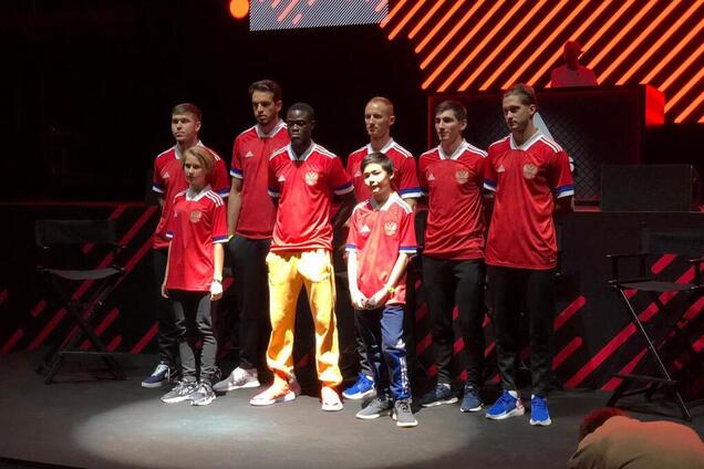 'Полный шлак и убожество': новая форма сборной России по футболу вызвала истерику в сети