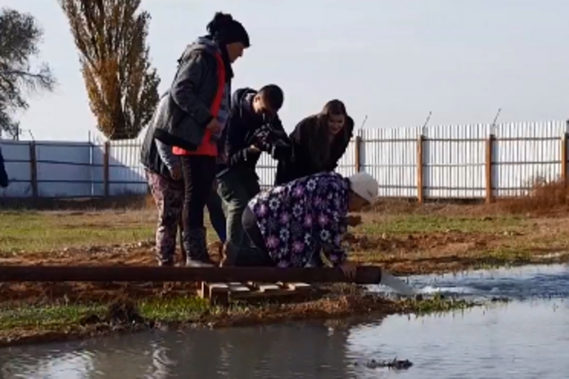 Люди пьют из лужи: оккупированный Крым настигла новая беда