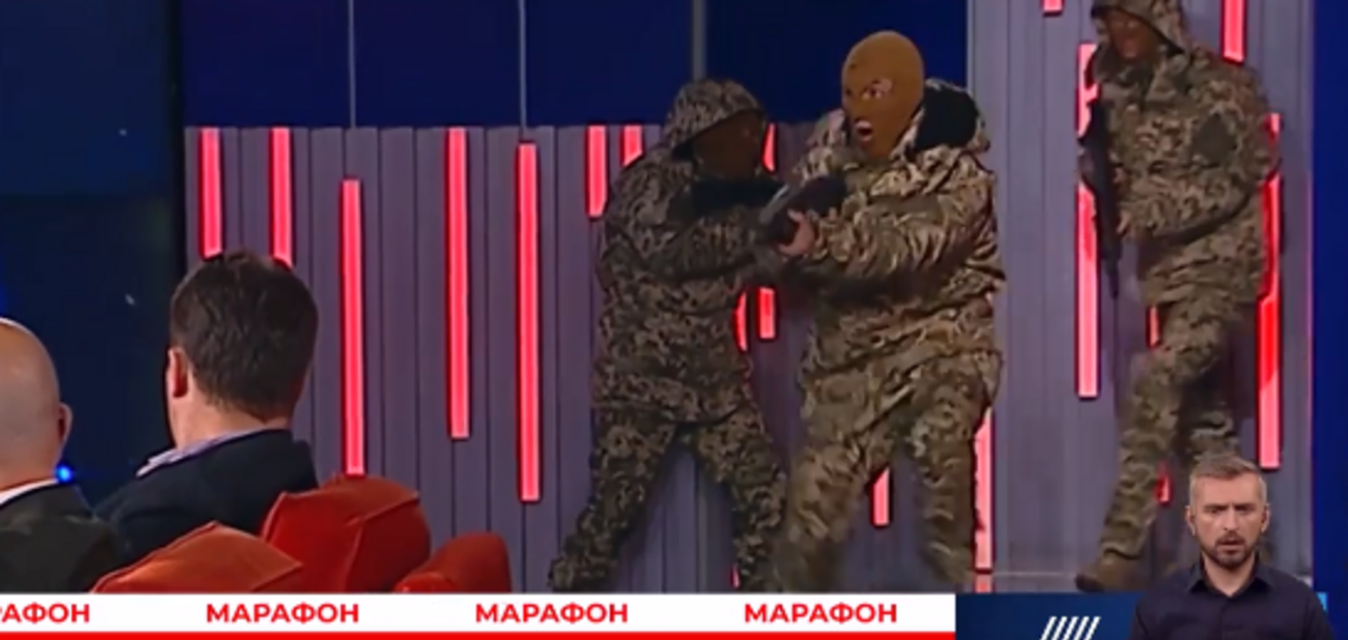 Люди в панике: в студию украинского канала ворвались вооруженные люди в масках. Видеофакт