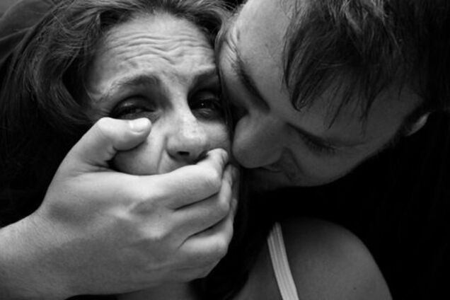 Вимагав тисячу доларів і авто: у Черкасах жінку взяли в заручниці. Фото