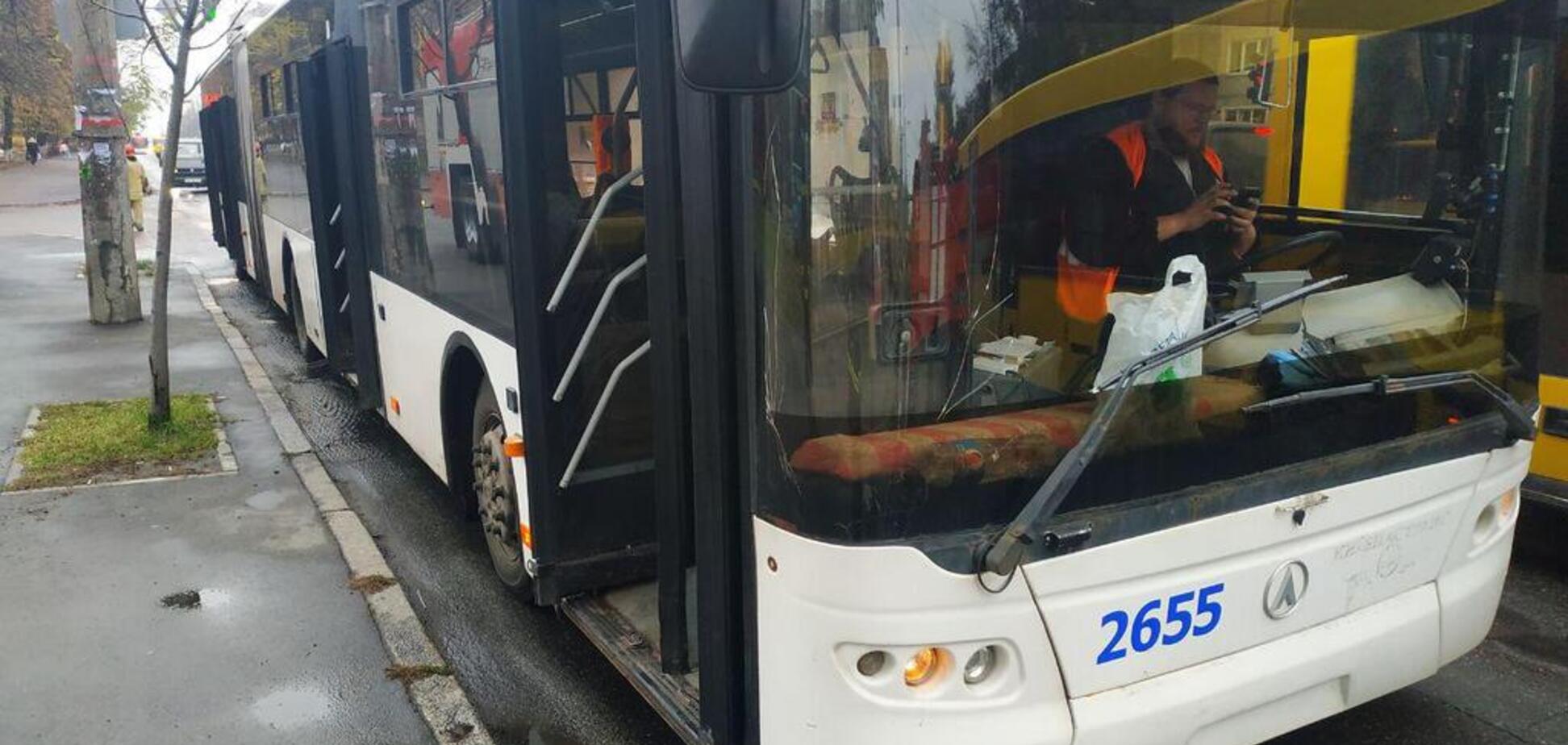 У Києві загорівся тролейбус із пасажирами: фото