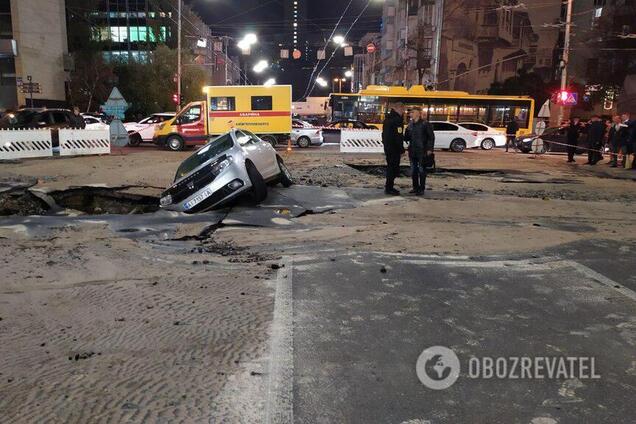 'Нашелся 'бессмертный': опубликовано видео провала авто в яму с кипятком в Киеве