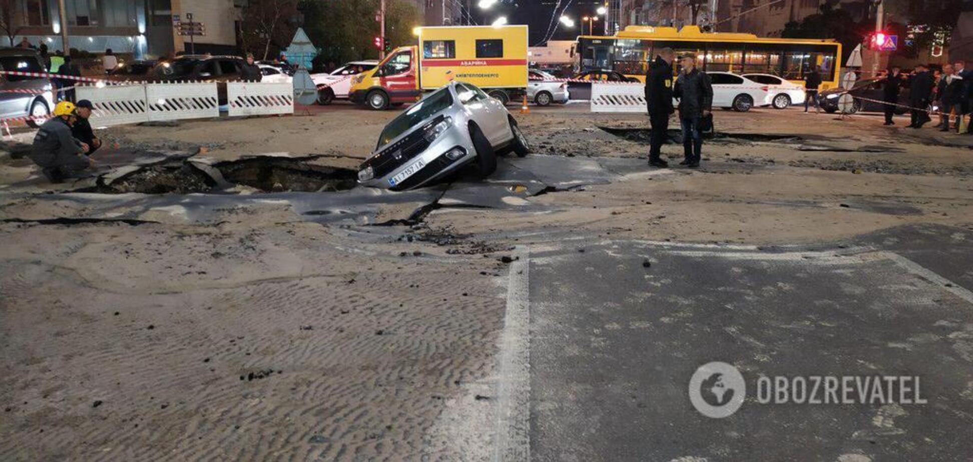 'Знайшовся 'безсмертний': опубліковано відео провалу авто в яму з окропом у Києві