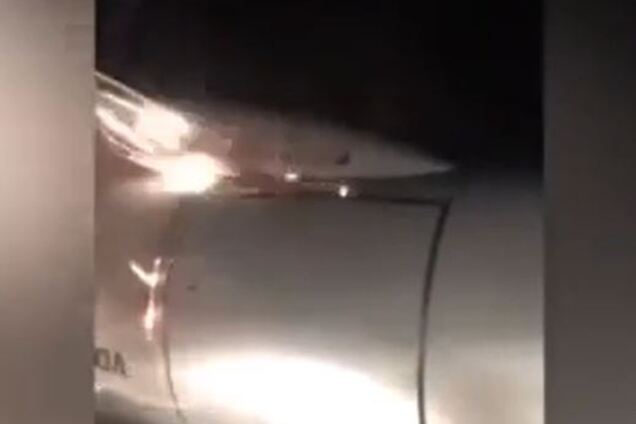 В России на взлетной полосе загорелся самолет с пассажирами