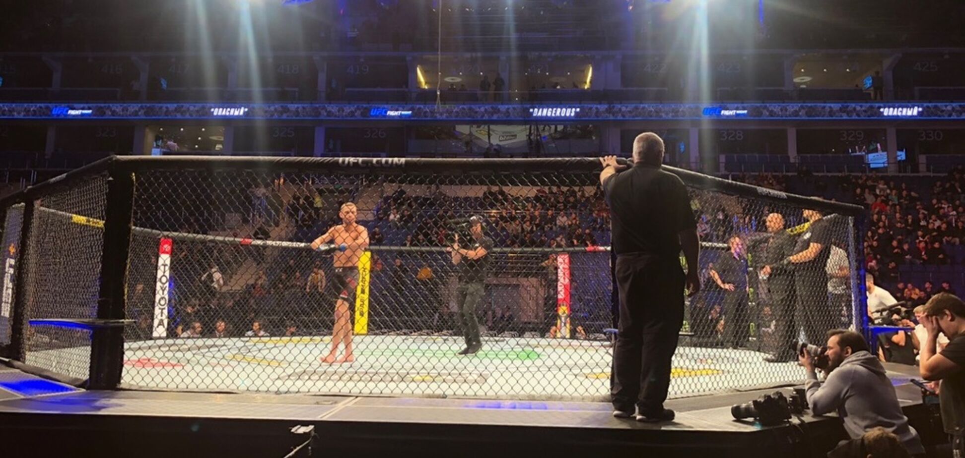 Российский боец добыл эффектную победу на турнире UFC в Москве