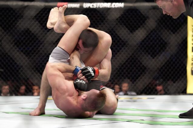 Брат Хабиба унизительно проиграл инвалиду на турнире UFC в Москве