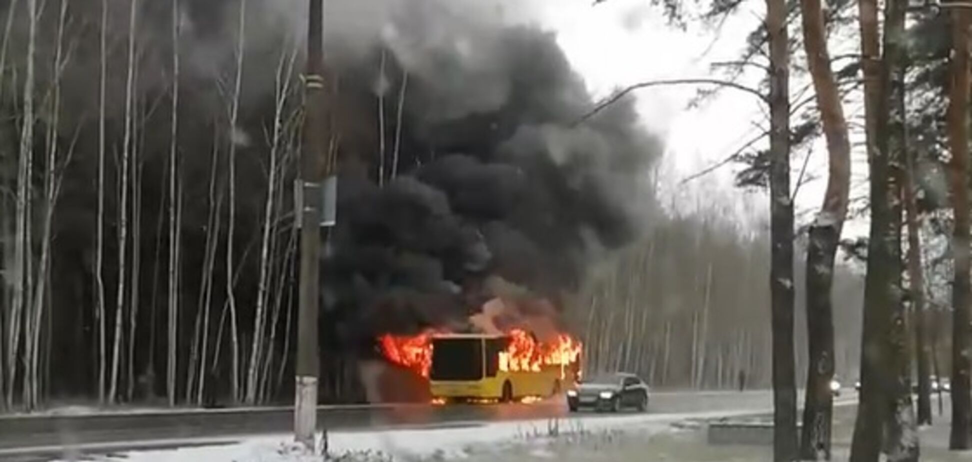 У Росії на ходу загорівся автобус з людьми: страшне відео