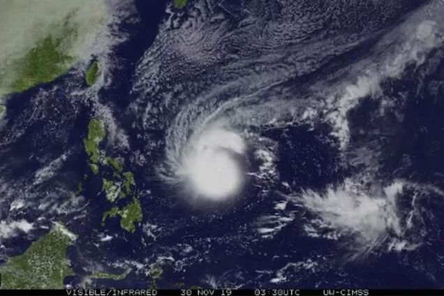 К Филиппинам приближается тайфун-монстр 'Каммури': зловещее зрелище