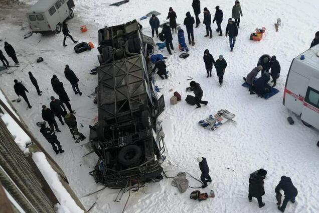 В России с моста на лед рухнул автобус с туристами: 19 жертв. Фото и видео